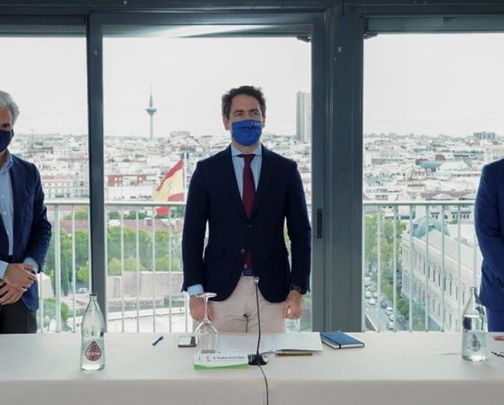 Ciclos de debate con líderes políticos y económicos