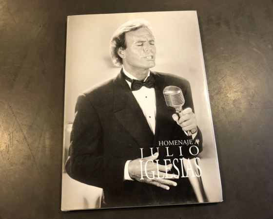 LIBRO HOMENAJE JULIO IGLESIAS «ESPAÑOL UNIVERSAL» 2001